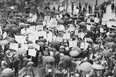 Crowd of people during the stock market crash.