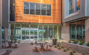 Courtyard view of Banner Estrella Medical Center