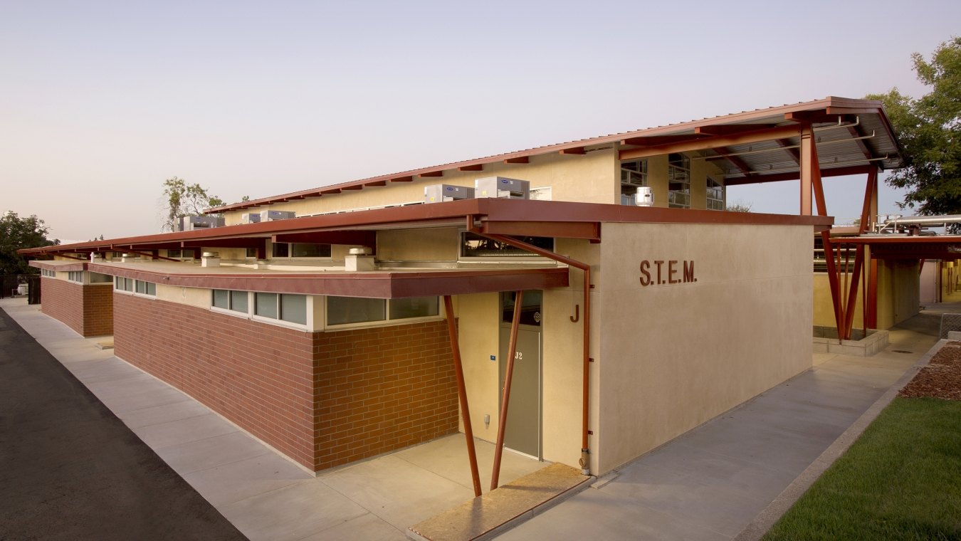 Bella Vista High School Science Classroom Exterior