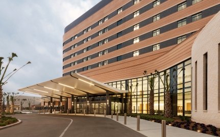 Exterior view of the entrance to the hospital