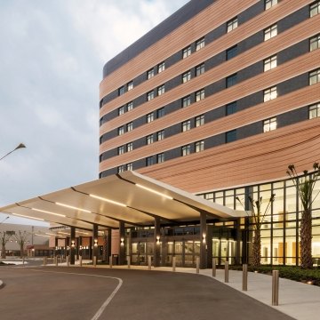 Exterior view of the entrance to the hospital