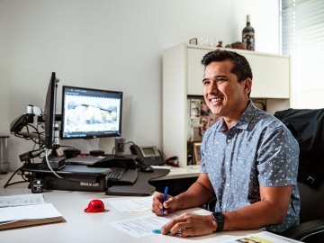 Person working at his desk.